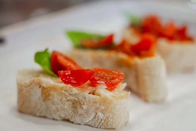 Bruschetta - Bruschette fresche con ingredienti locali