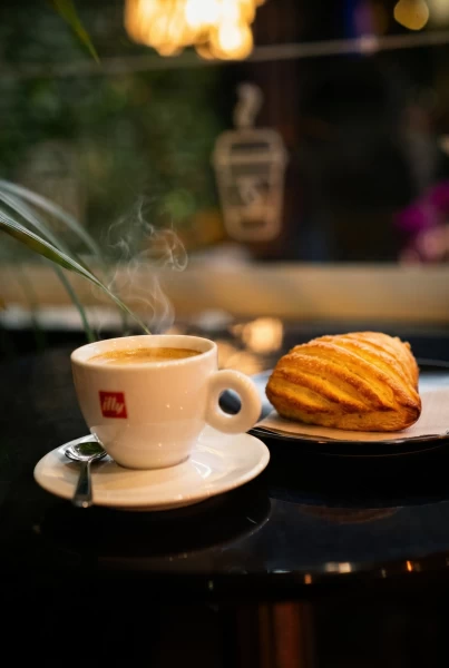 Colazione - Caffè e cornetti per una colazione perfetta
