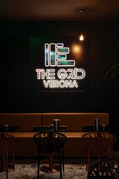 Lounge Area - La nostra area lounge con illuminazione al neon